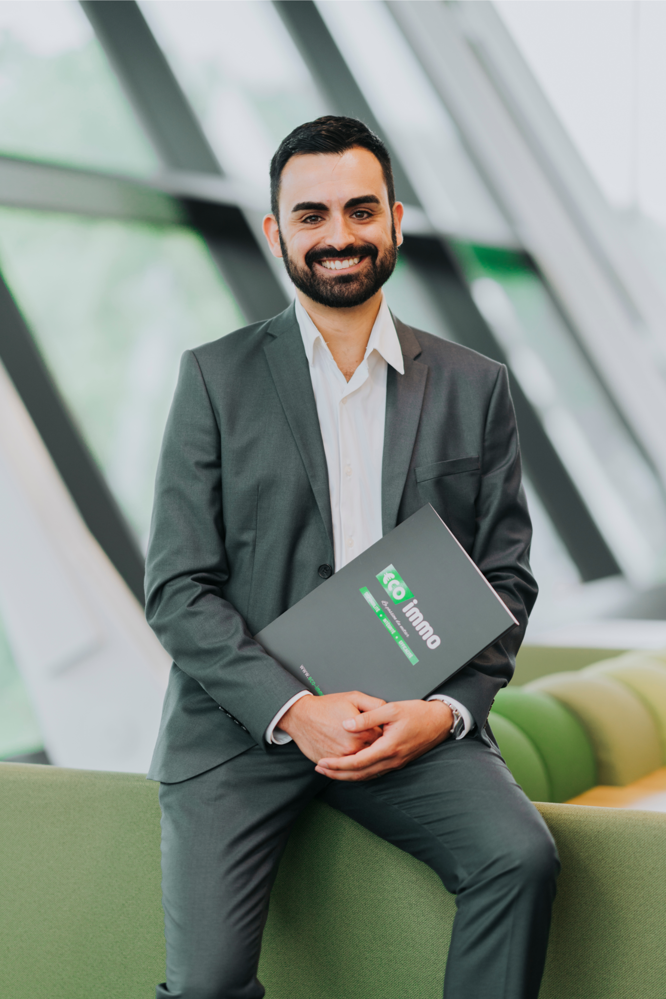 Rosario Munoz, Agent immobilier